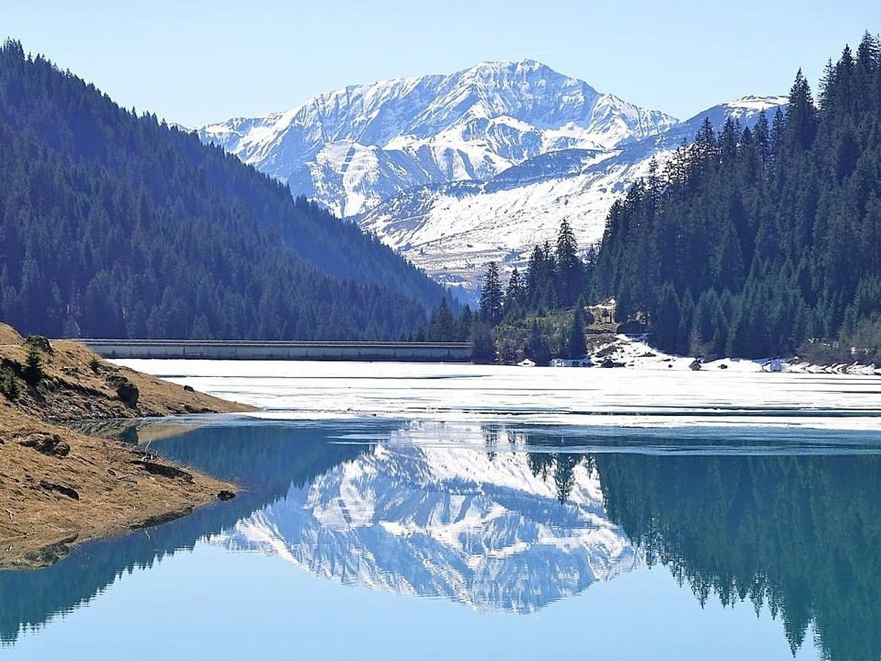 Borda de um lago congelado ao amanhecer